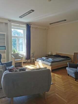 Проживание в семье Cosy room with view of Planty and Mariacki Church Краков Двухместный номер Делюкс с 1 кроватью-5